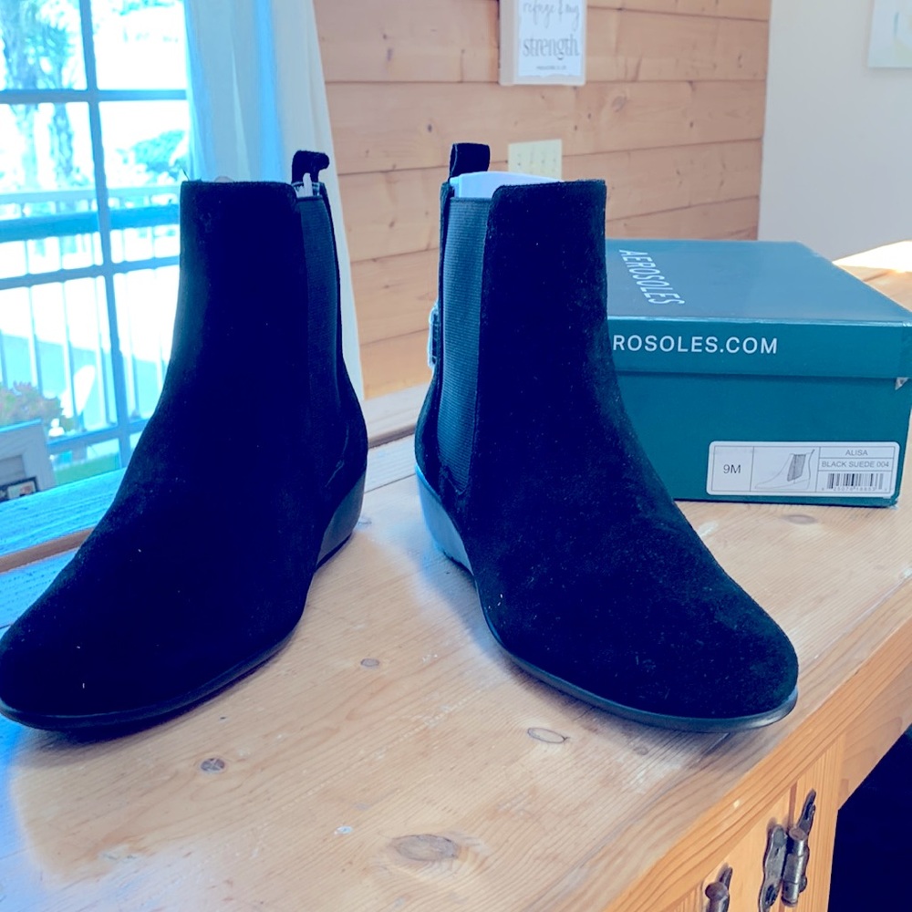 NWT 9M. Aerosoles Alisa Waterproof Suede Boot. Black. 1.5” Wedge. New w/ Box.